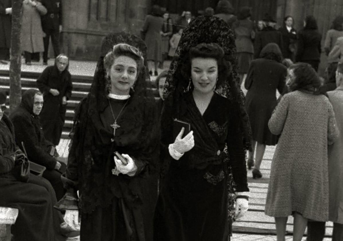 Dos bellas con mantillas saliendo del Buen Pastor en una Semana Santa posterior, la de 1942.