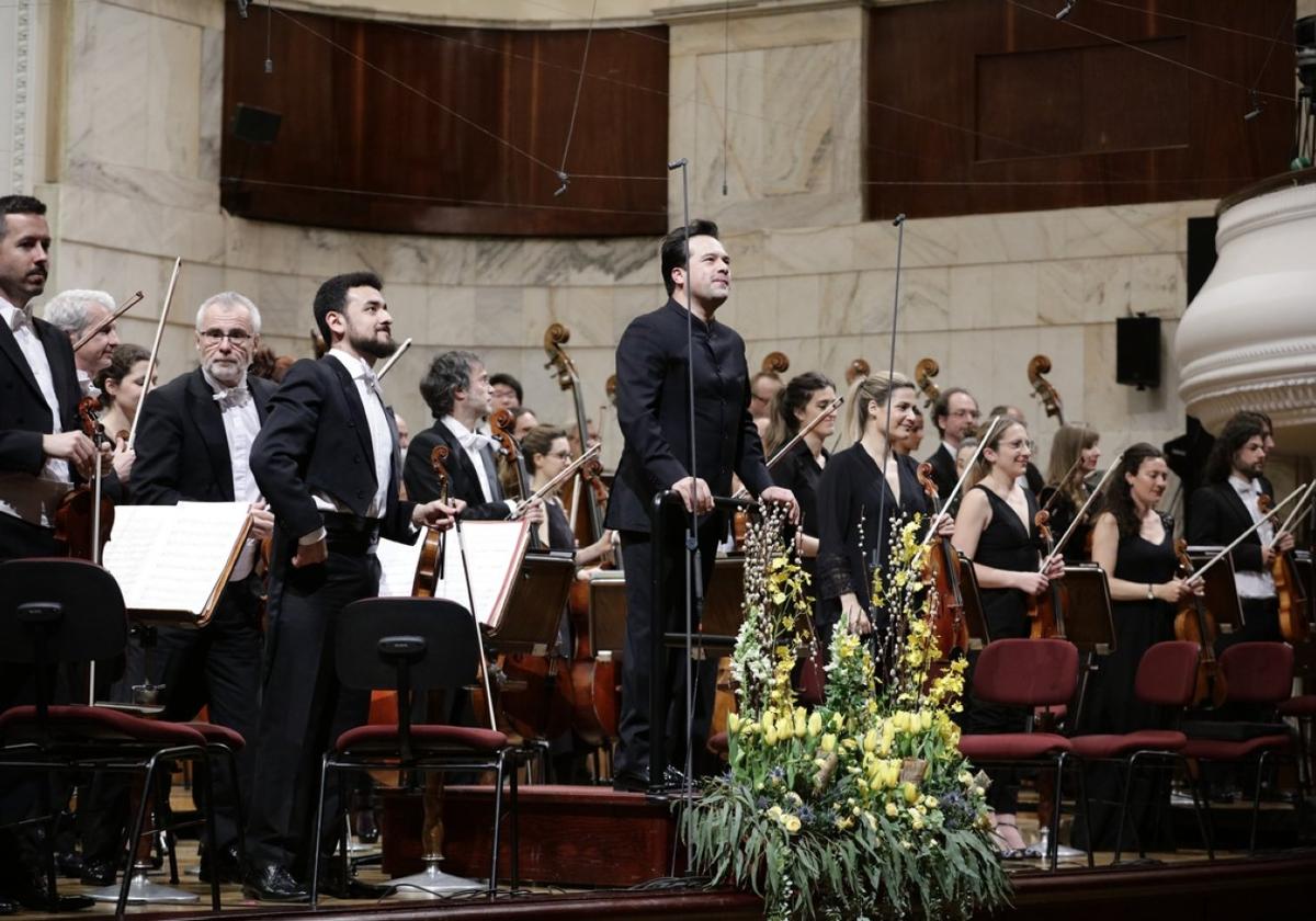 Robert Treviño, en el podio, saluda al público de Varsovia al final del concierto del martes.