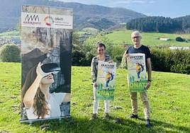 La presidenta de la Mancomunidad, Maite Antón, y el concejal oñatiarra de turismo, Karmelo Guridi, en la presentación realizada este miércoles en Zumeltzegi.