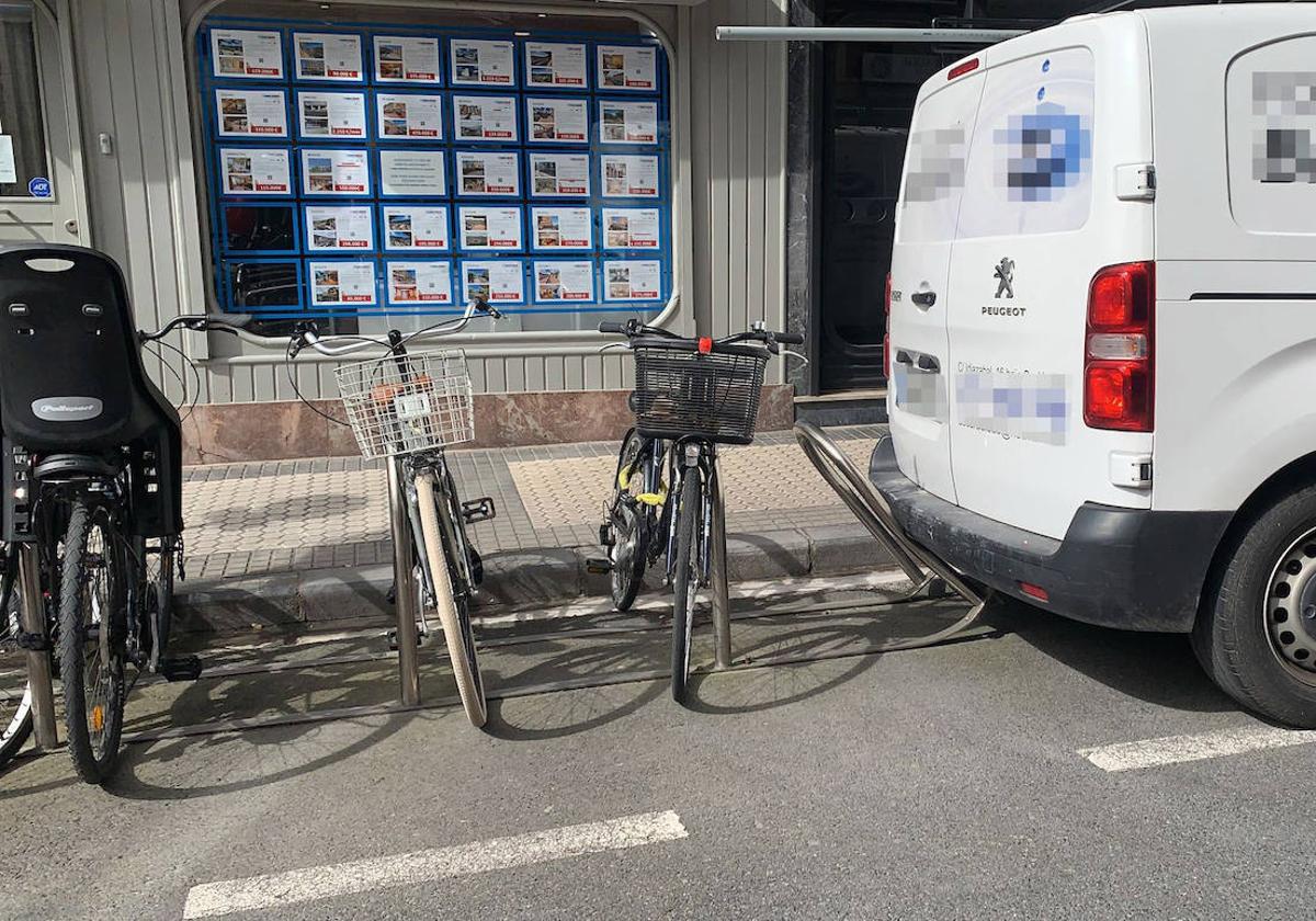 Un lectora y habitual usuaria de la bicicleta que aparca «a menudo» en el aparcabicis de la calle General Etxague denuncia «el poco cuidado que tienen en muchas ocasiones los conductores de los vehículos a la hora de estacionar sus coches o furgonetas. No se dan cuenta del perjuicio que nos ocasionan con actitudes como las de la foto».