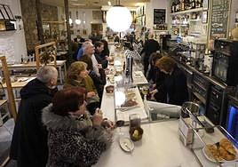 La barra de la Bodega Donostiarra llena de clientes.
