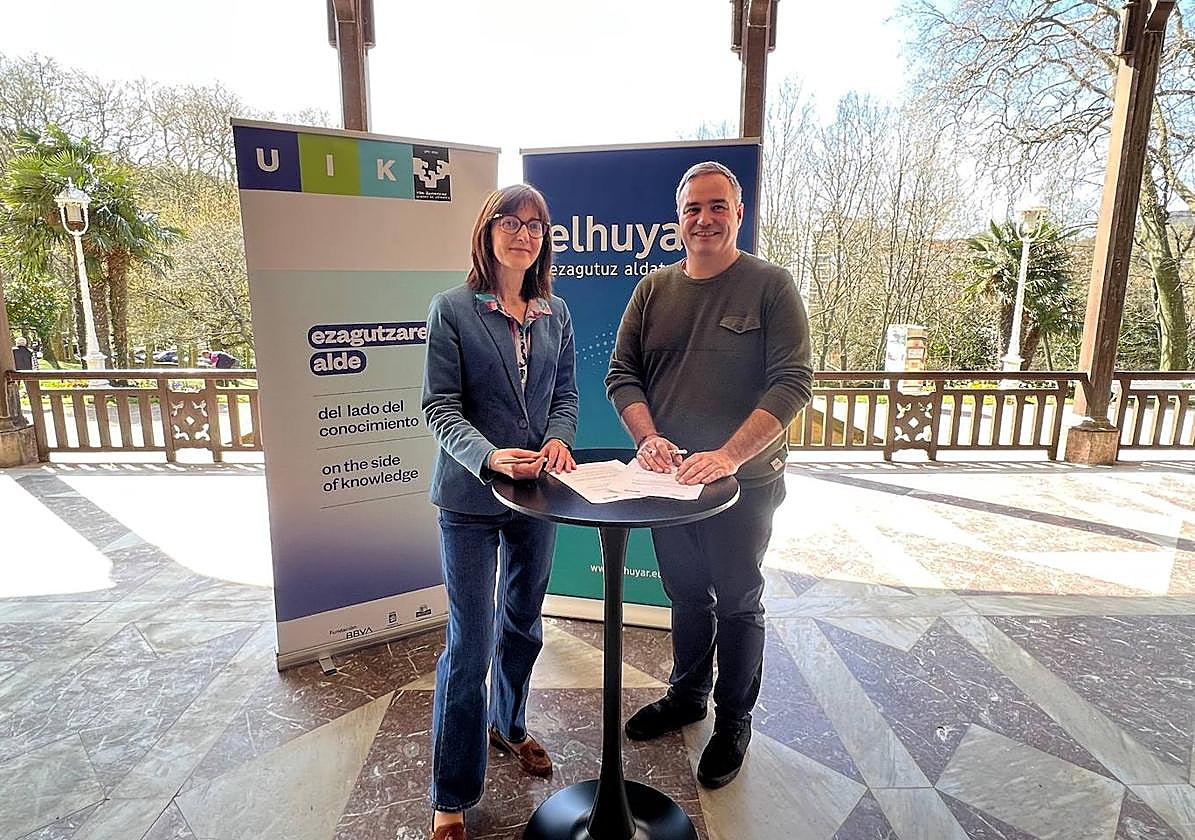 Itziar Alkorta eta Jon Abril, hitzarmenaren sinaduran.