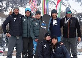 Romero, en el centro con la tabla de snowboard, posa este jueves con su equipo al acabar la competición.