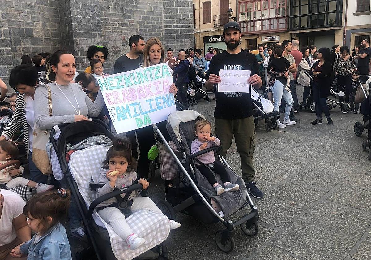 Concentración de familias de la ikastola Arizmendi en Arrasate.