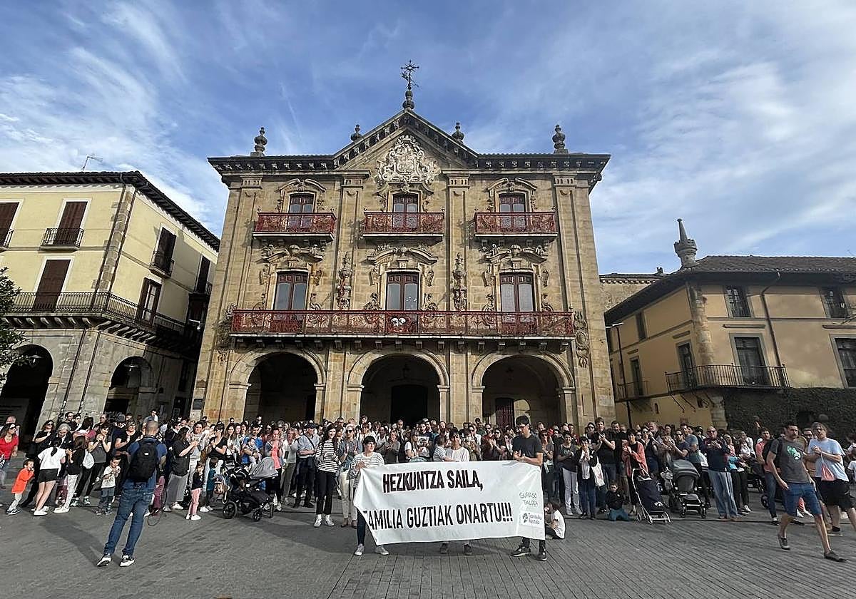 Concentración de la ikastola Txantxiku de Oñati en la plaza del ayuntamiento de la localidad.