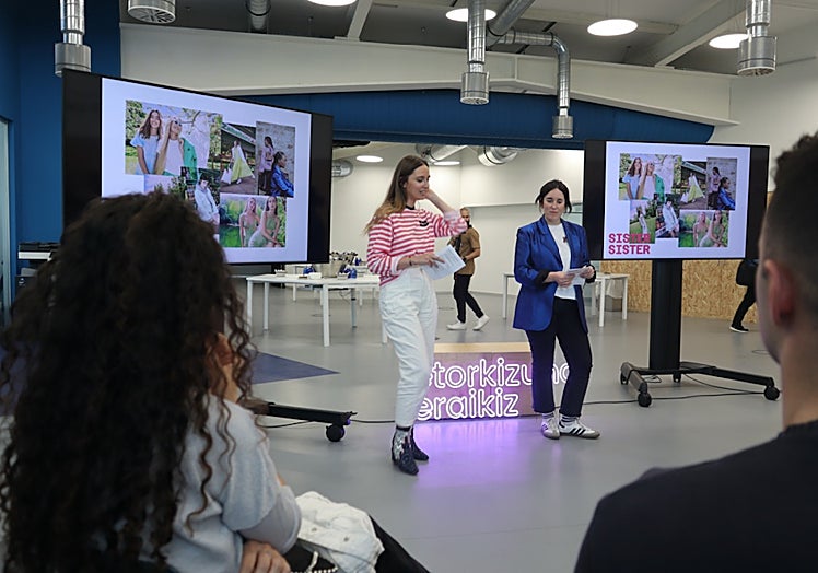 María y Andre de Sister Sister Brand en su ponencia.