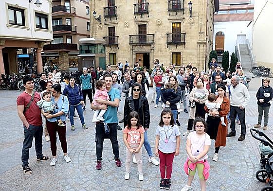 Familias de ikastolas salieron ayer a la calle en Zarautz para denunciar el nuevo reparto de alumnado.