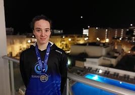 Nahia Garrido con la medalla lograda en la primera jornada del Campeonato de España de Natación.