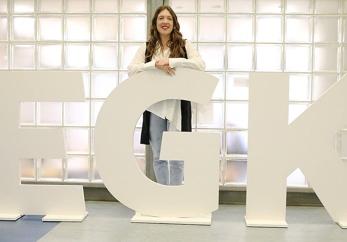 Maialen Olabe posa en la sede de Bilbao del Consejo de la Juventud de Euskadi.
