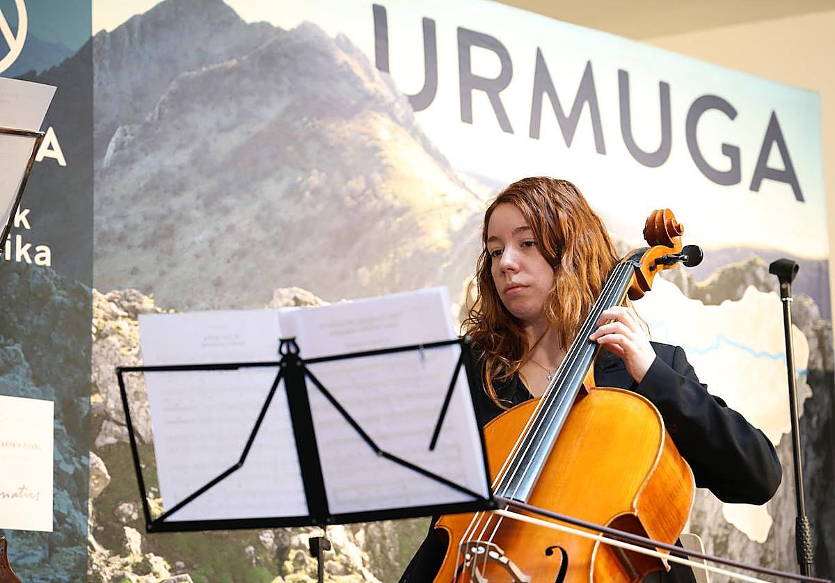 Una de las cellistas de la Orquesta Et Incarnatus durante el acto musical de presentación de esta cuarta edición del festival.