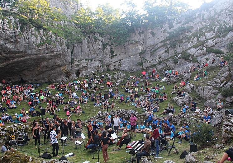 Imagen principal - El festival Urmuga volverá a unir a melómanos y mendizales