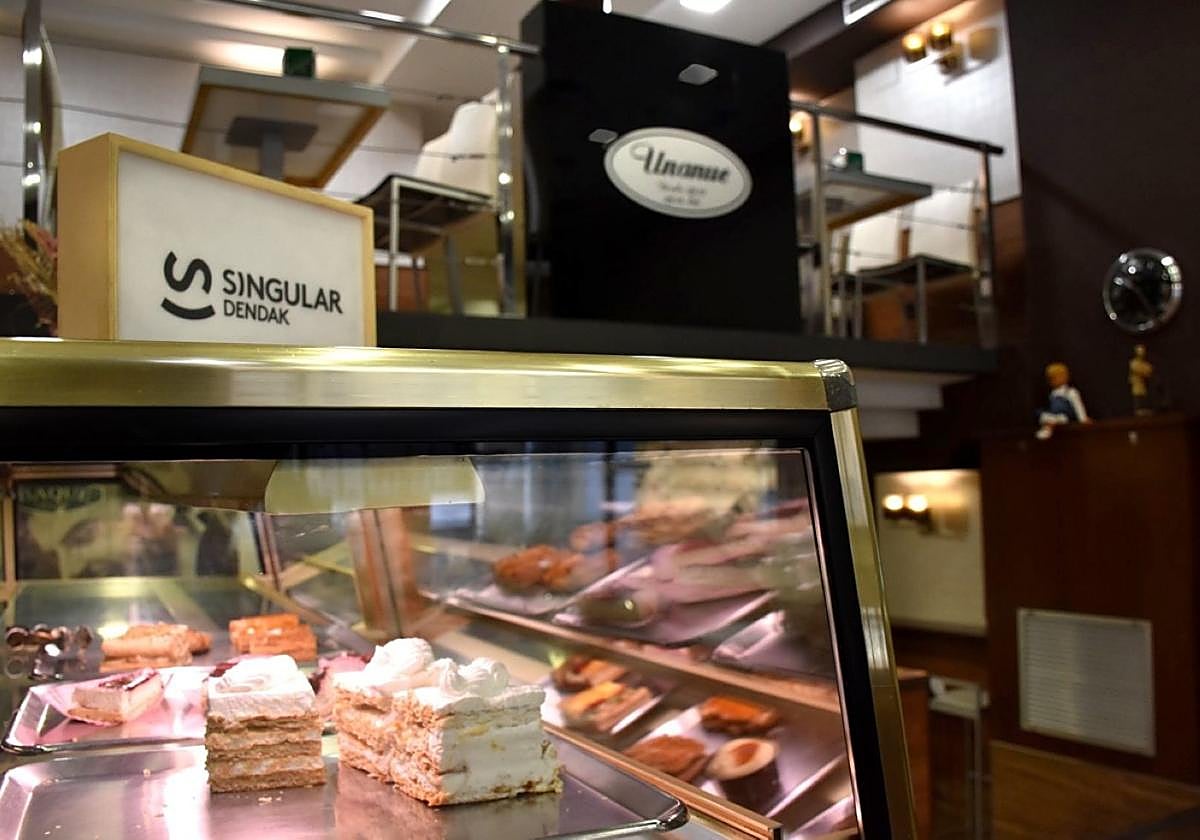 Ayer los pasteles estaban en los frigoríficos, a la espera de los últimos clientes.