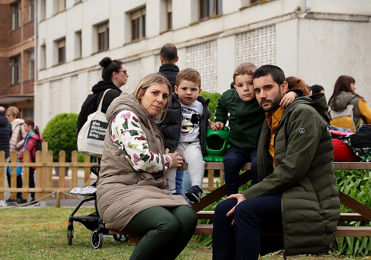 Tania e Ibai con sus hijos Luka y Unai a las puertas del colegio Egiluze de Errenteria.