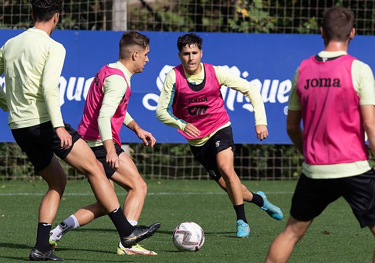 Álvaro Tejero trata de cortar el balón que conduce Corpas.