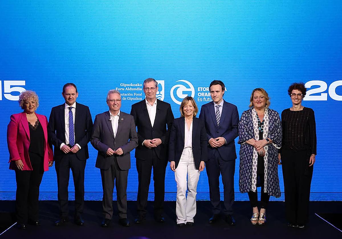 Foto de familia de los diputados forales este viernes en Tabakalera