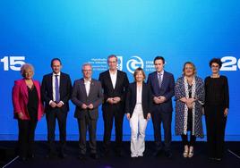 Foto de familia de los diputados forales este viernes en Tabakalera