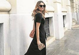 La 'combo' de las 'Samba' de Adidas, el vestido negro y el 'clutch' de Bottega Veneta es sublime.