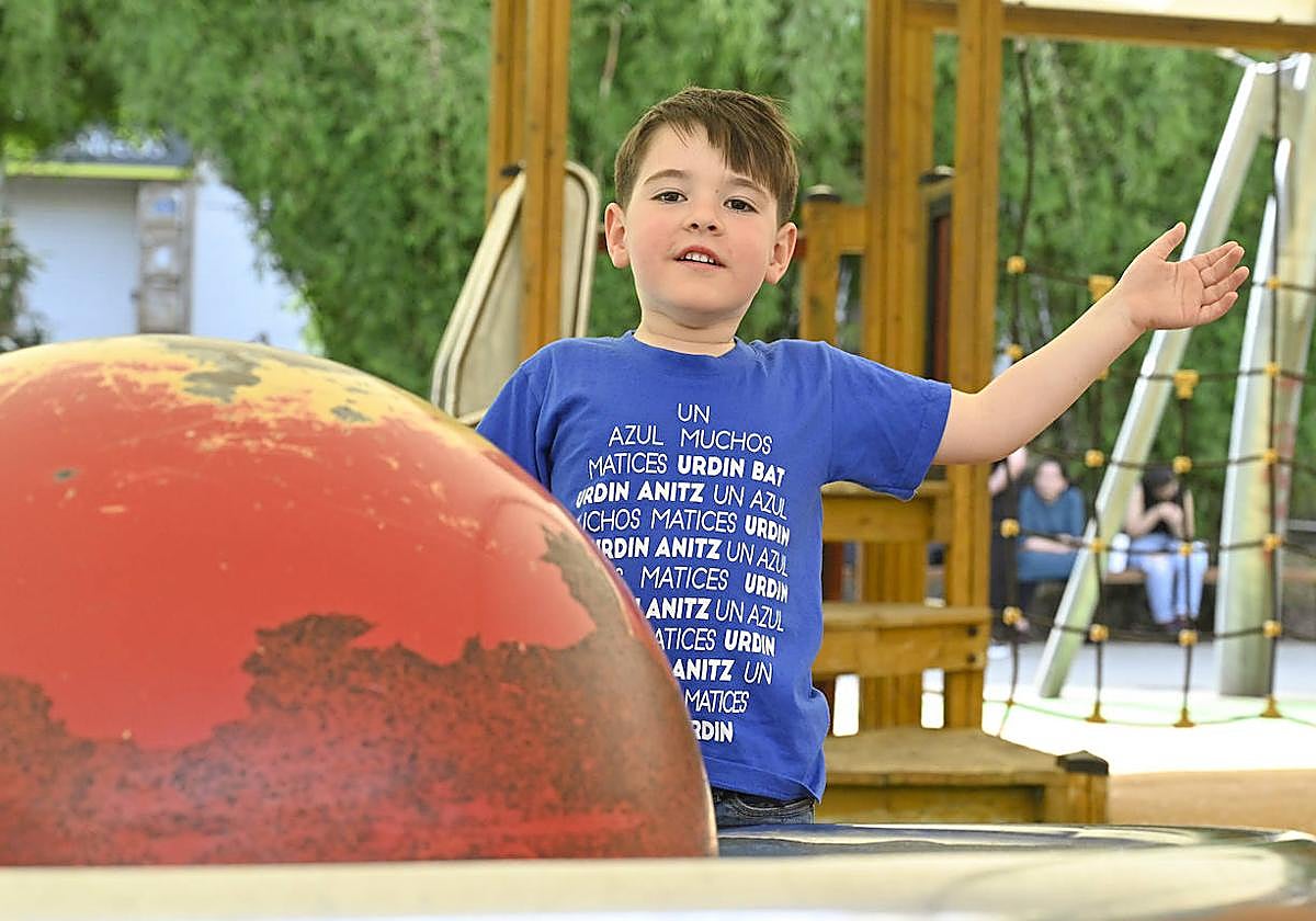 Mateo, con su camiseta de la marcha 'Urdinduz' que organiza Gautena este domingo.