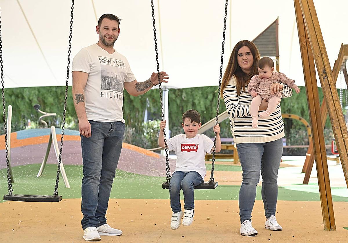 Mateo, junto a sus aitas Costel y María y su hermana, que apenas tiene unos meses, en un parque de Tolosa.