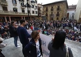 Numerosas familias se han concentrado en la tarde de este viernes en Zarautz.
