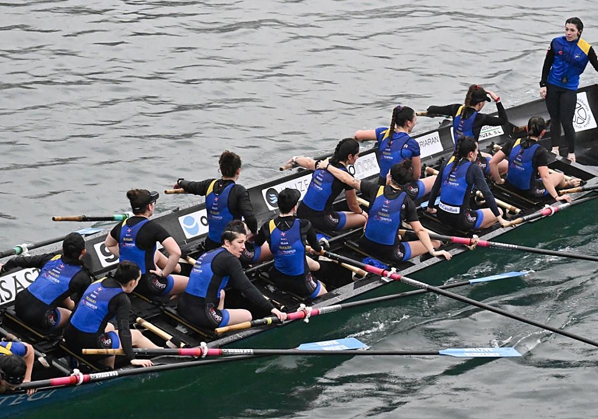 Las componentes de la trainera femenina del TAK-Oria, tras su esfuerzo en el Descenso del Oria, en el que quedaron terceras.