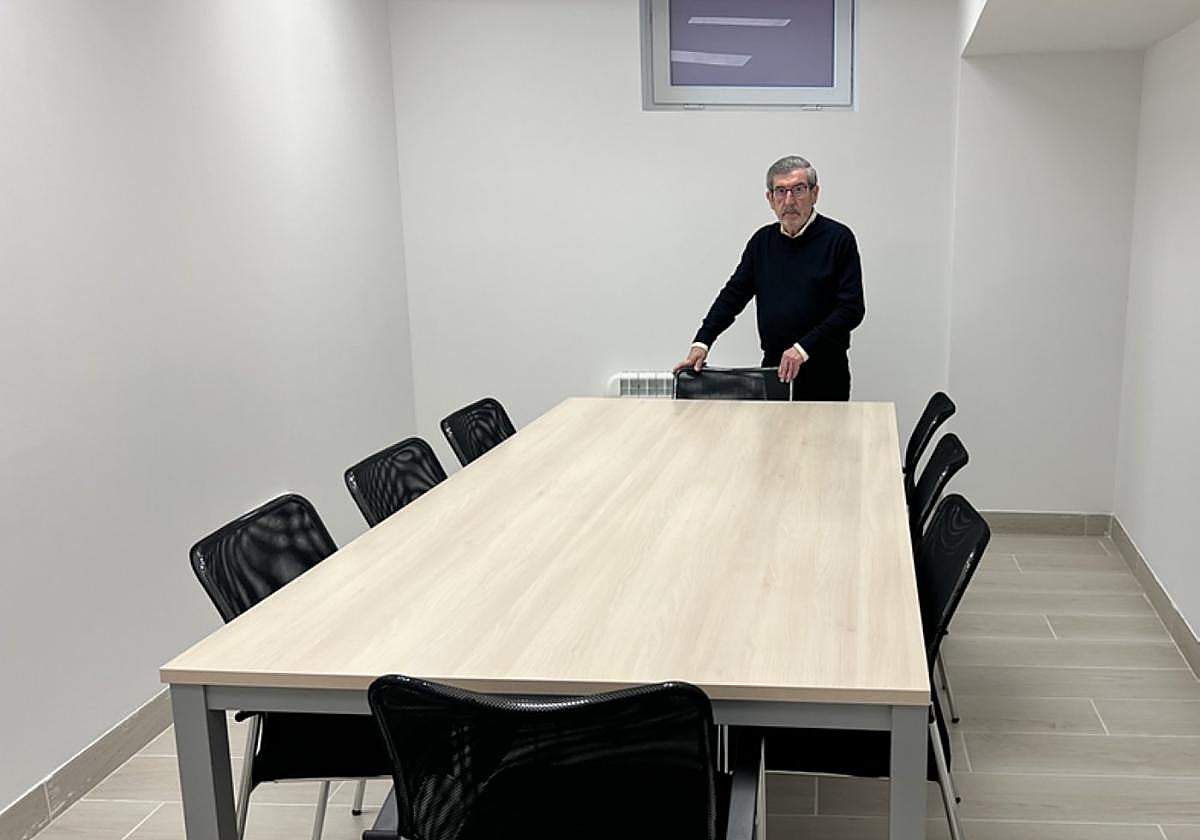 El alcalde en una de las salas de reuniones habilitadas en el mismo local.