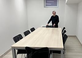 El alcalde en una de las salas de reuniones habilitadas en el mismo local.