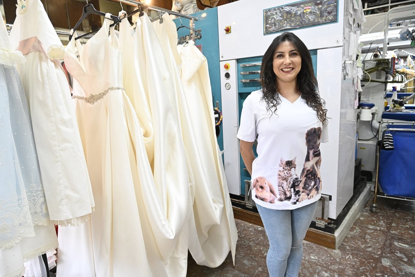 Luisa, la encargada de los vestidos de novia en la tintorería Estrada, es responsable también de la informática, y está encantada con el programa de TicketBai.