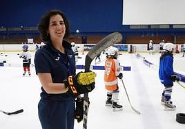 Irene Senac, en la pista de hielo del Txuri Urdin con un stick antes de un entrenamiento.