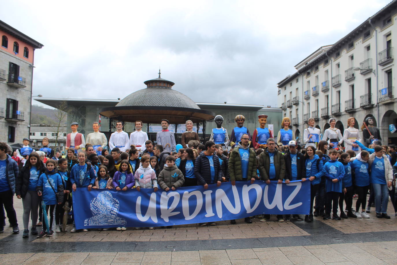 Una marea azul por las calles de Azpeitia