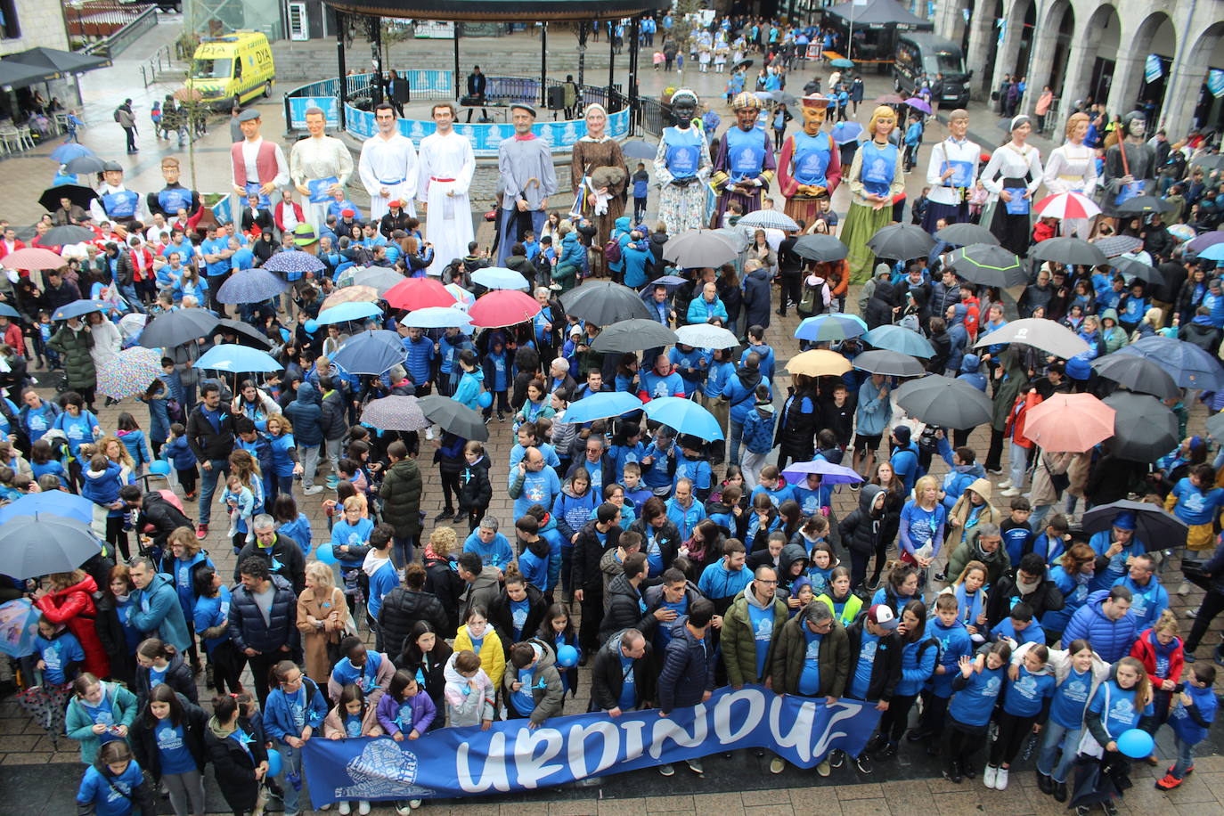 Una marea azul por las calles de Azpeitia