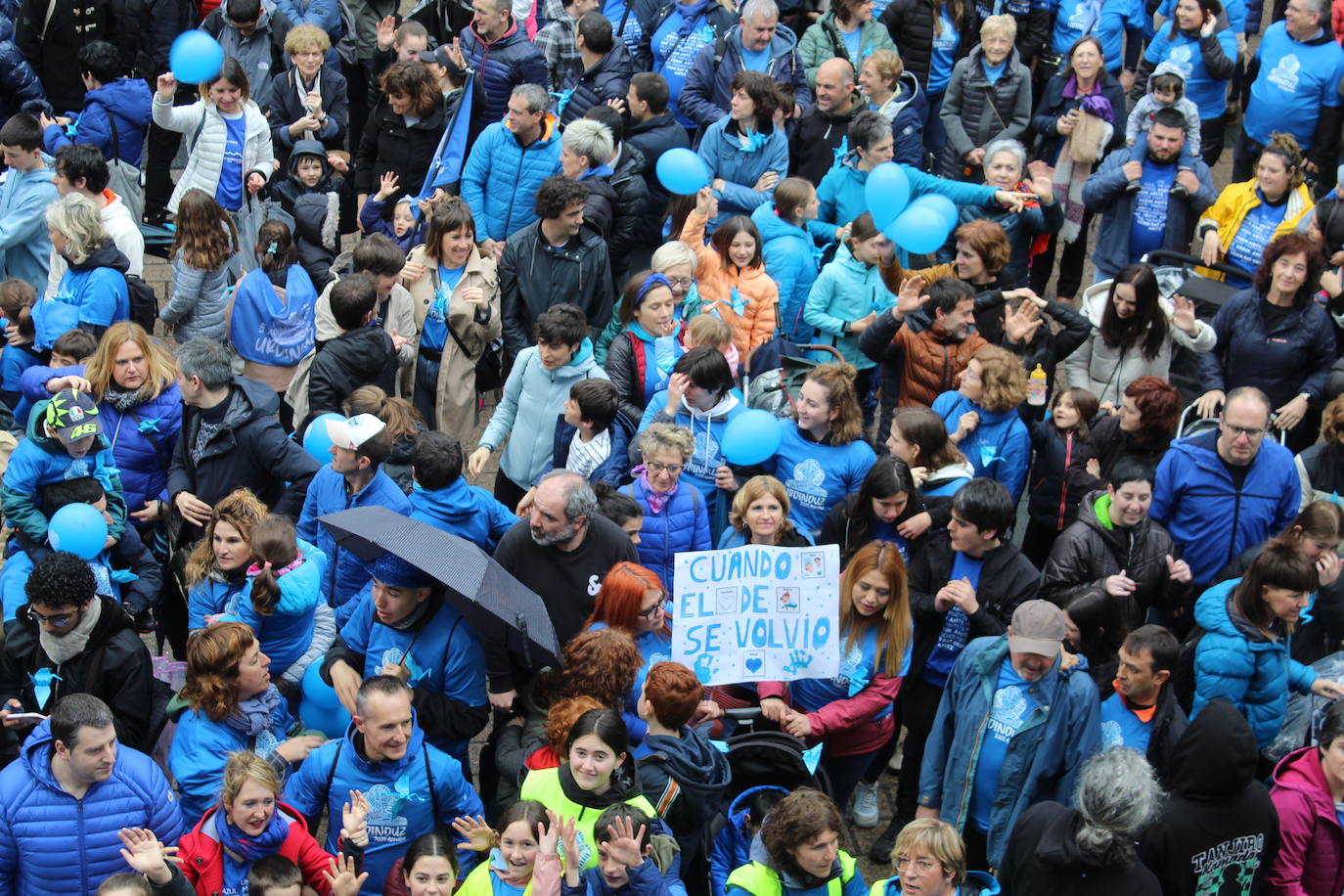 Una marea azul por las calles de Azpeitia