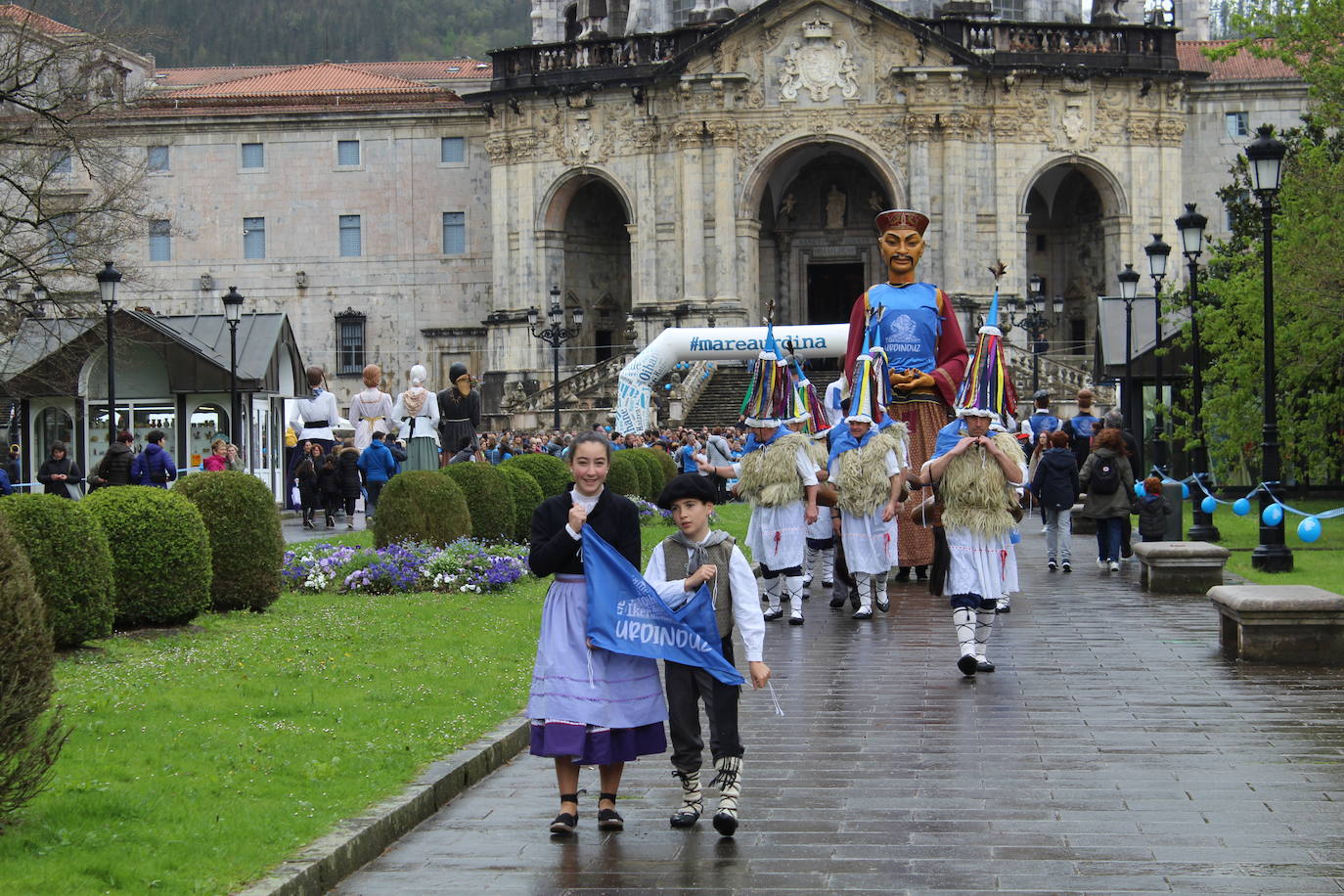 Una marea azul por las calles de Azpeitia