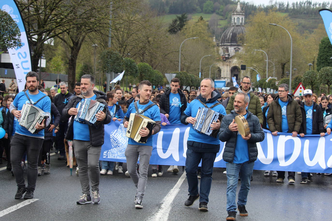Una marea azul por las calles de Azpeitia