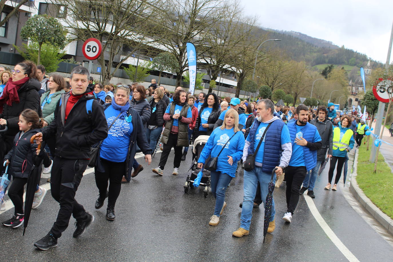 Una marea azul por las calles de Azpeitia
