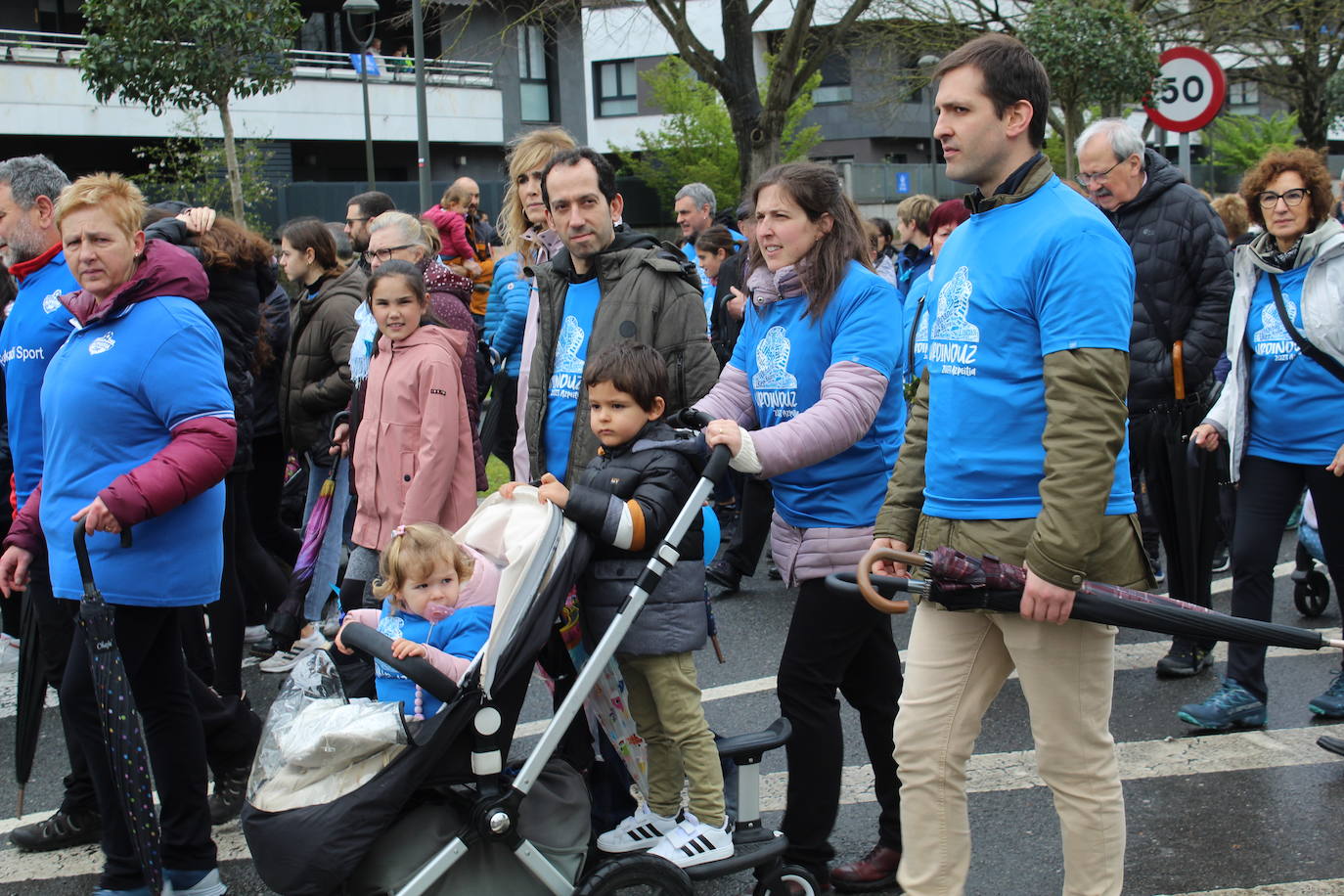 Una marea azul por las calles de Azpeitia