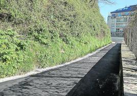 El Ayuntamiento ha renovado un tramo de 50 metros lineales del camino que da acceso al monte Urgull desde San Telmo, que no presentaba el mejor estado de conservación. Según detalla el concejal de Mantenimiento Urbano, el socialista Miguel Ángel Díez, la obra ha tenido un coste de 18.000 euros y ha durado dos semanas.