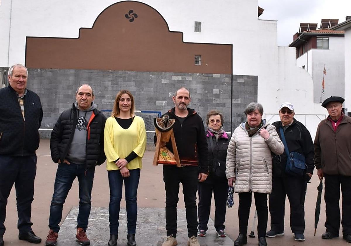 La alcaldesa y Ormazabal junto a algunos de los artesanos que han elaborado el trofeo.