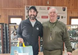 Mikel Elorrieta posa con los trofeos logrados.