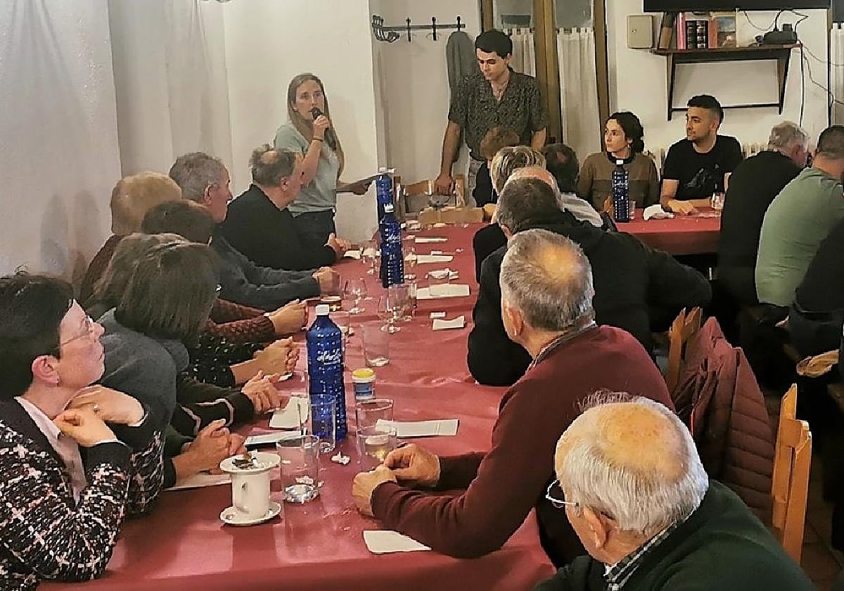 Mahaiaren bueltan 60 bat lagun elkartu ziren bertso artean gozatzera.