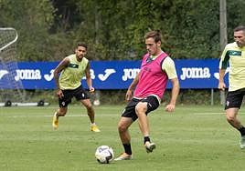 Jon Bautista controla el balón ante Arbilla y Matheus.