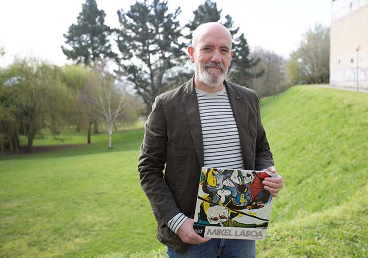 Mikel Bilbao Salsidua, profesor en la Facultad de Bellas Artes, posa con su favorita: la portada que Zumeta diseñó para el 'Bat-hiru' de Laboa.