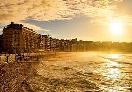 La playa de la Concha sigue encandilando a locales y visitantes.