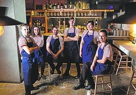 El equipo uniformado del Topa, con Nut García, jefa de cocina, a la derecha.