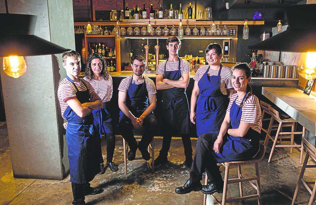 El equipo uniformado del Topa, con Nut García, jefa de cocina, a la derecha.