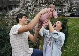 Oiane Saratxaga e Izko Armental juegan con su hija Mara.