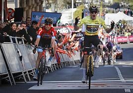 Jonas Vingegaard celebra en la línea de meta de Santurtzi la victoria de la cuarta etapa de la Itzulia sobre Mikel Landa.
