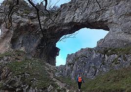 Gentilen zuloak o el ojo de Hiruaitzeta es un lugar precioso que nos ofree unas buenas vistas