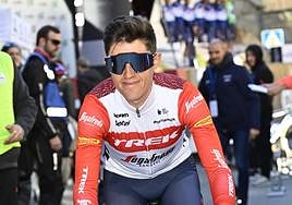 Juanpe López, apasionado del fútbol, se gana la vida encima de una bicicleta.