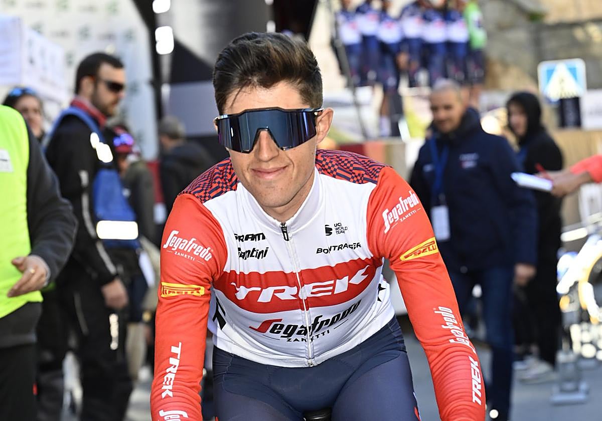 Juanpe López, apasionado del fútbol, se gana la vida encima de una bicicleta.